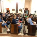Santuário Santa Rita de Cássia com os bancos ocupados por famílias na celebração do Mês de Maria