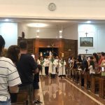 Procissão de entrada pelo corredor central do santuário na celebração do Mês de Maria