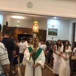 Ministros em procissão no corredor do santuário durante a celebração do Mês de Maria
