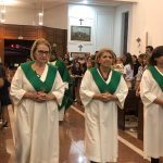 Ministros em procissão no corredor do santuário durante a celebração do Mês de Maria