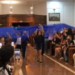 Alunas em procissão pelo corredor do santuário durante a coroação de Nossa Senhora