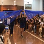 Alunas em procissão pelo corredor do santuário durante a coroação de Nossa Senhora