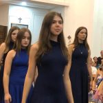 Alunas com vestes azuis na apresentação da coroação de Nossa Senhora
