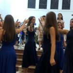 Alunas com vestes azuis na apresentação da coroação de Nossa Senhora