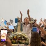 Coroação da imagem de Nossa Senhora, com alunos reunidos ao redor