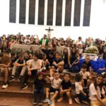 Alunos reunidos no santuário durante a celebração do Mês de Maria