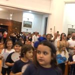 Alunos reunidos no santuário durante a celebração do Mês de Maria
