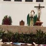 Celebração da missa do Mês de Maria no altar do Santuário Santa Rita de Cássia
