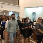 Famílias deixam o santuário ao fim da celebração do Mês de Maria