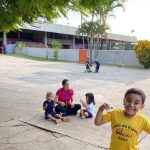 Crianças brincam no pátio durante o Férias no Coração