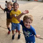 Crianças brincam no pátio durante o Férias no Coração