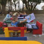 Crianças em atividade de desenho e pintura no Férias no Coração