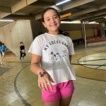 Criança mostra a pintura feita no braço durante o Férias no Coração