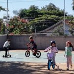 Crianças brincam no pátio durante o Férias no Coração