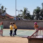 Crianças brincam no pátio durante o Férias no Coração
