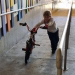 Crianças brincam no pátio durante o Férias no Coração