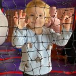 Crianças brincam nos brinquedos infláveis do Férias no Coração