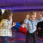 Crianças brincam nos brinquedos infláveis do Férias no Coração