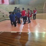 Crianças em atividade sobre os tatames do Férias no Coração