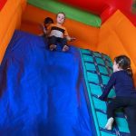 Crianças brincam nos brinquedos infláveis do Férias no Coração