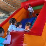 Crianças brincam nos brinquedos infláveis do Férias no Coração