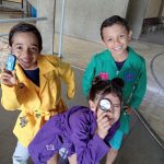 Crianças posam para foto durante o Férias no Coração
