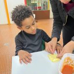 Crianças preparam lanches na oficina de culinária do Férias no Coração