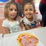 Crianças preparam lanches na oficina de culinária do Férias no Coração