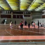 Crianças em atividade na quadra do Férias no Coração