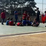 Crianças em atividade na quadra do Férias no Coração