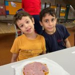 Crianças preparam lanches na oficina de culinária do Férias no Coração