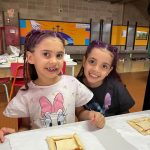 Crianças preparam lanches na oficina de culinária do Férias no Coração