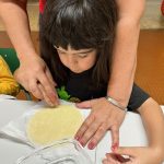 Crianças preparam lanches na oficina de culinária do Férias no Coração