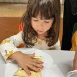 Crianças preparam lanches na oficina de culinária do Férias no Coração