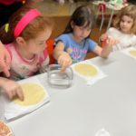 Crianças preparam lanches na oficina de culinária do Férias no Coração