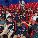 Crianças assistem ao filme na sessão de cinema do Férias no Coração