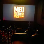 Crianças assistem ao filme na sessão de cinema do Férias no Coração