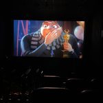 Crianças assistem ao filme na sessão de cinema do Férias no Coração