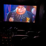 Crianças assistem ao filme na sessão de cinema do Férias no Coração