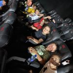 Crianças assistem ao filme na sessão de cinema do Férias no Coração