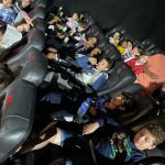 Crianças assistem ao filme na sessão de cinema do Férias no Coração