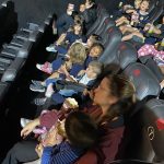 Crianças assistem ao filme na sessão de cinema do Férias no Coração