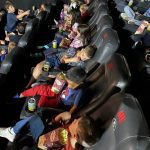 Crianças assistem ao filme na sessão de cinema do Férias no Coração