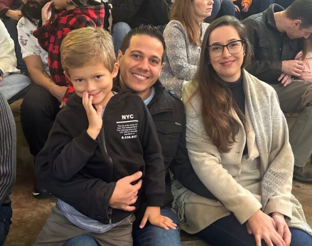 Pai, mãe e filho abraçados na comemoração do Dia dos Pais