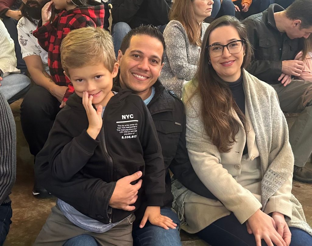 Pai, mãe e filho abraçados na comemoração do Dia dos Pais