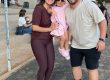 Família reunida no pátio da escola na celebração do Dia das Mães