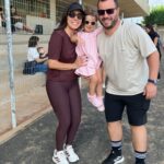 Família reunida no pátio da escola na celebração do Dia das Mães