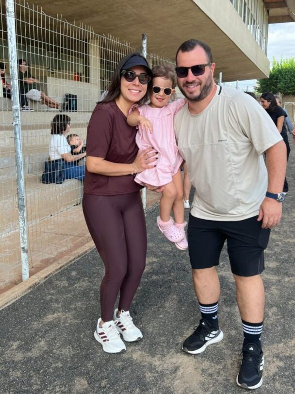 Família reunida no pátio da escola na celebração do Dia das Mães