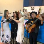 Apresentação musical com violões na homenagem do Dia dos Avós