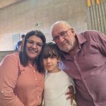 Avós e netos posam para foto na homenagem do Dia dos Avós